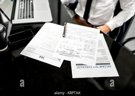 Lavorare con i documenti fiscali Foto Stock