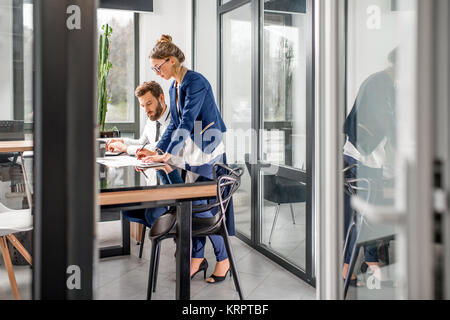 Azienda giovane lavorando in ufficio Foto Stock