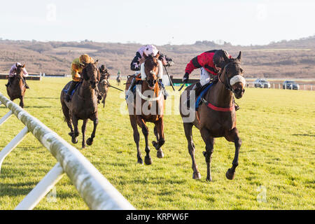 Nativo di acciaio (cavalcato da Jonjo O'Neill) sul modo di vincere il prezzo Gwynne Trasporto Fantini condizionale' Handicap Hurdle davanti a porre domande Foto Stock