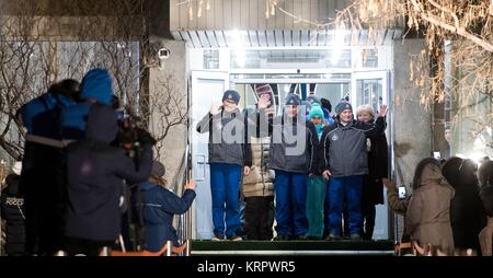 La NASA Stazione Spaziale Internazionale Expedition 54 primo equipaggio (L-R) astronauta giapponese Norishige Kanai della Japan Aerospace Exploration Agency (JAXA), cosmonauta russo Anton Shkaplerov di Roscosmos e astronauta americano Scott Tingle wave come essi partono il cosmonauta Hotel in preparazione per la Soyuz MS-07 lancio Dicembre 17, 2017 di Baikonur in Kazakhstan. Foto Stock