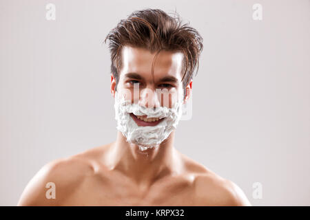 Giovane uomo bello pronto per radersi la barba Foto stock Alamy