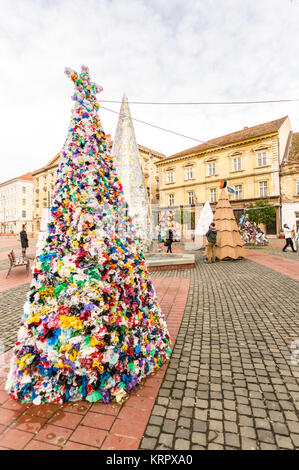 Albero Di Natale Fatto Di Materiali Riciclati In Promenade