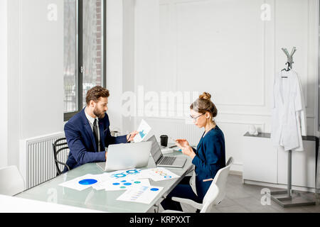Analitiche team manager lavorando in ufficio Foto Stock