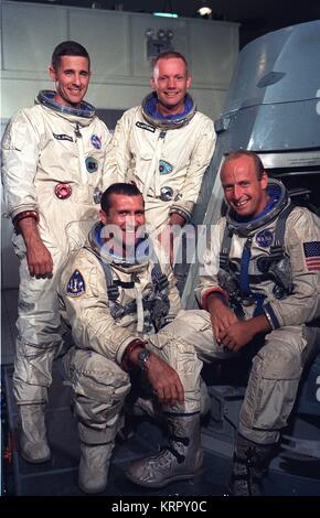 La NASA Gemini 11 voli spaziali missione il primo equipaggio (seduto, L-R) gli astronauti Richard Gordon Jr e Charles Pete Conard Jr., backup e membri di equipaggio (standing, L-R) William Anders e Neil Armstrong pongono accanto a un mock-up delle navicelle Gemini presso il Kennedy Space Center Agosto 29, 1966 in Merritt Island, Florida. Foto Stock