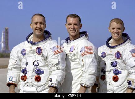 La NASA Apollo 9 lunare missione orbitale il primo equipaggio astronauti americani James McDivitt (sinistra), David Scott e Russell Schweickart presso il Kennedy Space Center Dicembre 18, 1968 in Merritt Island, Florida. Foto Stock