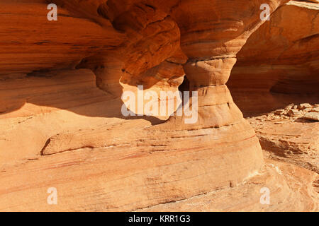 Il sole splende su una colonna di pietra arenaria presso il Parco Nazionale di Canyonlands in Utah. Foto Stock