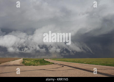 Potenti venti di tempesta a raffica verso l'esterno al di sotto di una bassa ripiano pensile cloud, agitazione fino la polvere. Foto Stock