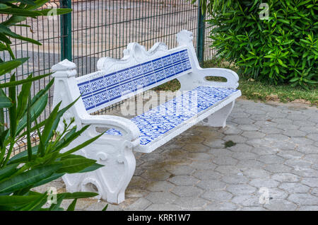 Panca con una tipica decorazione in Portogallo Carvoeiro, Algarve Foto Stock