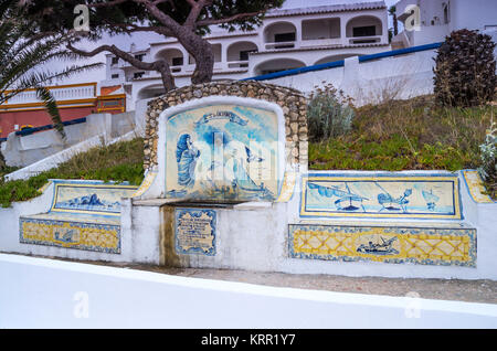 Fontana di acqua con una tipica decorazione in portoghese Carvoeiro, Algarve Foto Stock