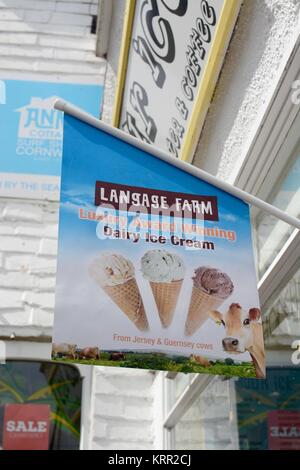 Langage Farm luxury premiato gelati venduti in un negozio a Padstow, Cornwall, Regno Unito Foto Stock