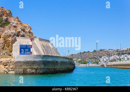 Porta di ingresso a Albufeira Portogallo oltre l'acqua di mare Foto Stock