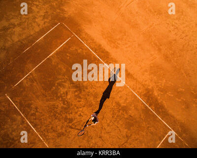 Ripresa aerea di una femmina di giocatore di tennis su una corte durante la partita Foto Stock