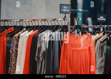 Donne vestiti in rack in un negozio di Londra. Foto Stock