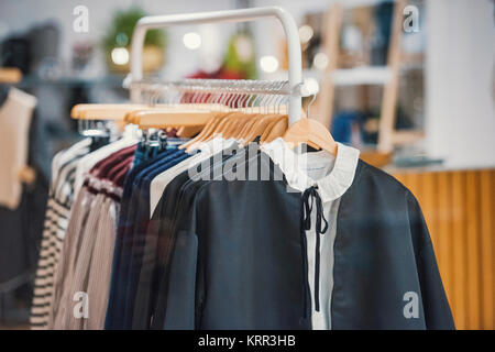 Donne vestiti in rack in un negozio di Londra. Foto Stock