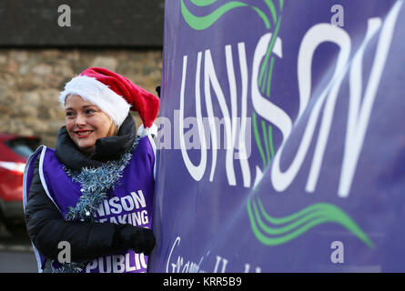 Unison erogare 5.000 " equo pagare adesso' le carte per circoscrizione MSPs impegnativo il Governo scozzese "paga fino sul NHS pay" al di fuori del Parlamento scozzese di Edimburgo. Foto Stock