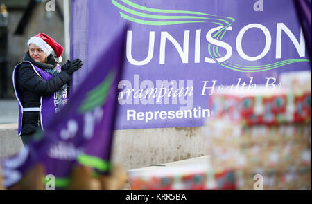 Unison erogare 5.000 " equo pagare adesso' le carte per circoscrizione MSPs impegnativo il Governo scozzese "paga fino sul NHS pay" al di fuori del Parlamento scozzese di Edimburgo. Foto Stock