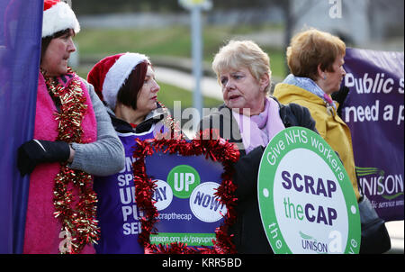 Unison erogare 5.000 " equo pagare adesso' le carte per circoscrizione MSPs impegnativo il Governo scozzese "paga fino sul NHS pay" al di fuori del Parlamento scozzese di Edimburgo. Foto Stock