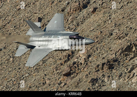 Lockheed Martin F-35A Lightning II Joint Strike Fighter (Jet Stealth Fighter) volando a bassa quota sopra il deserto californiano. Stati Uniti d'America. Foto Stock