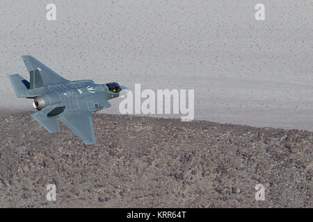 Lockheed Martin F-35A Lightning II Joint Strike Fighter (Stealth Fighter) volando a bassa quota sopra il Deserto Mojave, California, Stati Uniti d'America. Foto Stock