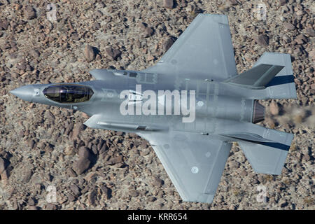 Il futuristico Lockheed Martin F-35A Lightning II Joint Strike Fighter (Jet Stealth) volando a bassa quota sopra il Deserto Mojave, California, Stati Uniti d'America. Foto Stock