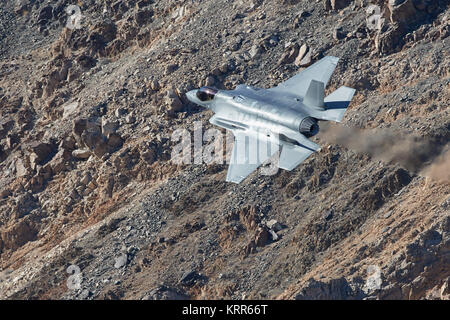 Air Force Lockheed Martin F-35A Lightning II Joint Strike Fighter (Jet Stealth) volando a bassa quota sopra il Deserto Mojave, California, Stati Uniti d'America. Foto Stock