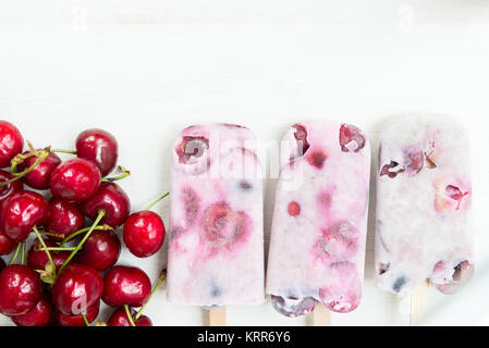In casa vegano Popsicles ciliegio con semi di Chia e latte di cocco. In estate il concetto di cibo, vista dall'alto Foto Stock