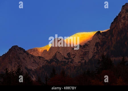 Alpenglow oltre Hoher Göll, la vetta più alta del massiccio Göll vicino Obersalzberg nelle Alpi Berchtesgaden, Baviera, Germania Foto Stock