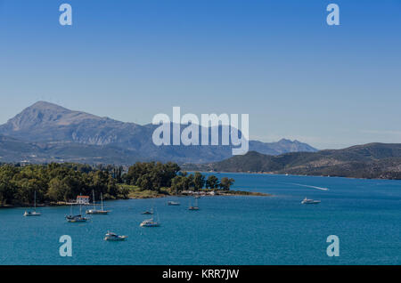 Dintorni del porto di pori nel mar Tirreno dove è possibile vedere le montagne del Peloponneso Grecia Foto Stock