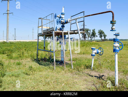 Bene per iniezione di acqua nel serbatoio. Mantenendo la pressione del serbatoio. La produzione di olio. Bene per la manutenzione del serbatoio di pressione Foto Stock