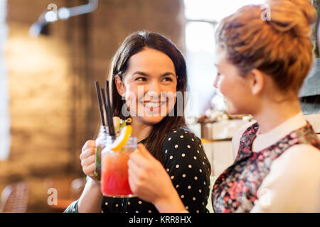 Happy amici tintinnio bevande al ristorante Foto Stock