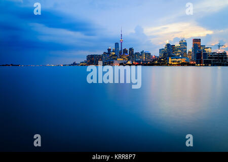 Lunga esposizione della skyline di Toronto vicino al tramonto, dal molo di Polson. Foto Stock