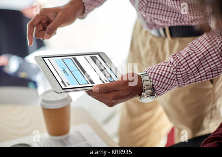 Designer con interfaccia web su tablet pc Foto Stock