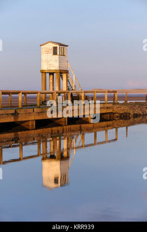 Lindisfarne Causeway rifugio torre a luogo di sicurezza in caso di marea sul percorso di Isola Santa Foto Stock