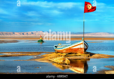 Barca sul Chott el Djerid, un endorheic Salt Lake in Tunisia Foto Stock