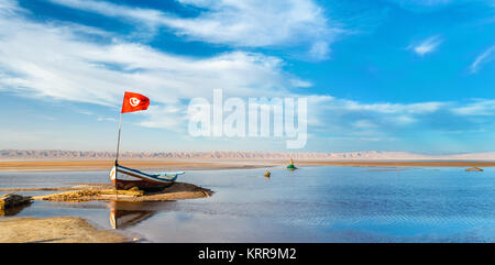 Barca sul Chott el Djerid, un endorheic Salt Lake in Tunisia Foto Stock