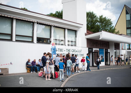 Museo Kon-Tiki ingresso Oslo Norvegia // OSLO, Norvegia — l'ingresso principale del Museo Kon-Tiki, dedicato alle spedizioni e alla vita dell'esploratore norvegese Thor Heyerdahl. Il museo ospita l'originale zattera Kon-Tiki che Heyerdahl utilizzò nella sua famosa spedizione del 1947 attraverso l'Oceano Pacifico dal Sud America alla Polinesia. Fondato nel 1950, il museo espone anche manufatti delle successive spedizioni di Ra e Tigri di Heyerdahl, insieme ai reperti archeologici dell'Isola di Pasqua, delle Galapagos e di altre località centrali alla sua ricerca. Situato sulla penisola di Bygdøy, il museo attr Foto Stock