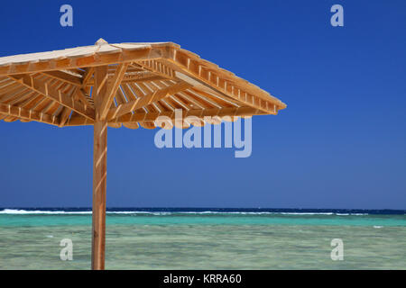 Egyptian ombrellone sulla spiaggia del Mar Rosso. A Marsa Alam, Egitto. Foto Stock