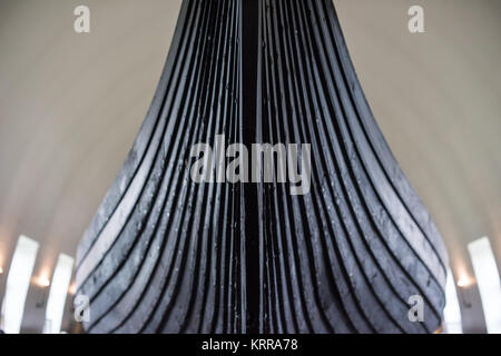 Gokstad Ship Viking Ship Museum Oslo Norvegia // OSLO, Norvegia — lo scafo in quercia della nave Gokstad dimostra sofisticate tecniche di costruzione navale dell'età vichinga che hanno reso la nave altamente navigabile e adatta per i viaggi attraverso il mare aperto. Costruita intorno al 890 d.C., la nave di 24 metri servì regolarmente in uso oceanico per circa un decennio prima della sua conversione in nave funeraria per un potente capo. La costruzione dello scafo conservato rivela l'abilità artigianale che ha permesso alle navi vichinghe di intraprendere spedizioni marittime a lunga distanza attraverso le pericolose acque settentrionali. Scoperto nel 1880 Foto Stock