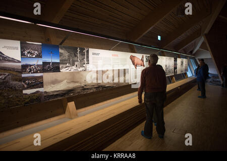 LONGYEARBYEN, Svalbard — il museo di Svalbard a Longyearbyen si concentra sulla storia naturale e culturale dell'arcipeligo di Svalbard, compresa la sua fauna selvatica e come la regione è stata sfruttata per la caccia alla balena, la caccia alle foche, la cattura, il carbone e il turismo. Foto Stock