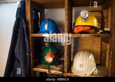 LONGYEARBYEN, Svalbard — il museo di Svalbard a Longyearbyen si concentra sulla storia naturale e culturale dell'arcipeligo di Svalbard, compresa la sua fauna selvatica e come la regione è stata sfruttata per la caccia alla balena, la caccia alle foche, la cattura, il carbone e il turismo. Foto Stock