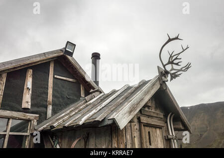 LONGYEARBYEN, Svalbard — Un allevamento di cani per la compagnia di avventura Basecamp Explorer a Longyearbyen, Svalbard. Situato un po 'fuori città a sud-est del centro di Longyearbyen, il canile è stato costruito nello stile di un tradizionale campo di slittino con cani. Foto Stock