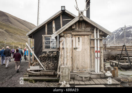 LONGYEARBYEN, Svalbard — Un allevamento di cani per la compagnia di avventura Basecamp Explorer a Longyearbyen, Svalbard. Situato un po 'fuori città a sud-est del centro di Longyearbyen, il canile è stato costruito nello stile di un tradizionale campo di slittino con cani. Foto Stock