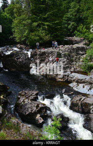 La gente arrampicata sulle rocce, a Betws-y-Coed cascata, Fiume Conwy, Conwy Valley, Snowdonia, Wales, Regno Unito. Foto Stock