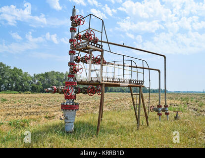 Bene anche per la produzione di petrolio e gas. Olio e apparecchiature di testa del pozzo. La produzione di olio Foto Stock