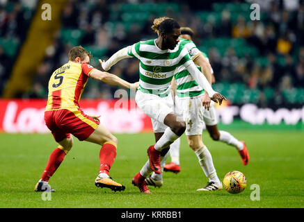 Il Celtic Odsonne Edouard viene passato il Partick Niall Keown durante la pausa di metà tempo durante la Premiership scozzese corrispondono al Celtic Park di Glasgow. Foto Stock