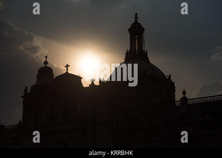 CITTÀ DEL MESSICO, Messico - sagoma del tetto della cattedrale metropolitana di città del Messico, delineata contro il sole. Foto Stock