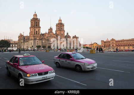 CITTÀ DEL MESSICO, Messico: Cattedrale Metrolitan all'estremità settentrionale dello Zocalo nel quartiere Centro Historico di città del Messico. Foto Stock