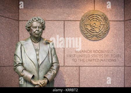 WASHINGTON DC, Stati Uniti — Una statua di bronzo di Eleanor Roosevelt si erge come parte del Franklin Delano Roosevelt Memorial a West Potomac Park, Washington DC. La scultura raffigura l'ex First Lady nel suo ruolo di prima ambasciatrice degli Stati Uniti alle Nazioni Unite. La statua di Eleanor Roosevelt è una delle quattro sale all'aperto del complesso commemorativo dedicato ai quattro mandati di presidente della Repubblica Federale tedesca. Foto Stock