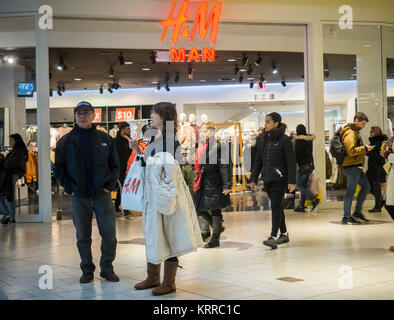 Orde di acquirenti folla il Queens Center Mall nel quartiere di Queens a New York Domenica, 17 dicembre 2017, una settimana prima di Natale. I rivenditori hanno segnalato un urto in vendita per Natale si avvicina come essi attirano gli amanti dello shopping in e aumentare il traffico pedonale. (© Richard B. Levine) Foto Stock