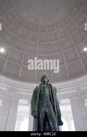 WASHINGTON DC - Una statua di Thomas Jefferson da Rudulph Evans è il fulcro del Jefferson Memorial a Washington DC. Si trova nel mezzo del memorial sotto una grande rotonda tetto. Foto Stock